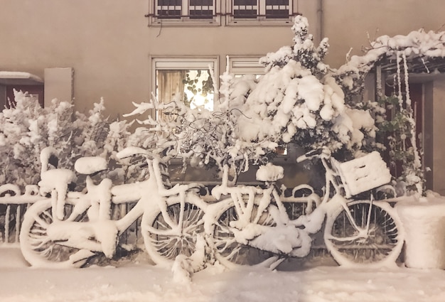 Schnee auf Fahrrädern vor einem Haus