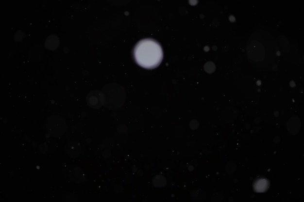 Schnee auf schwarzem Hintergrund. Schneeflocken für Overlay. Schnee-Hintergrund.
