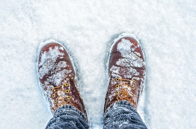 Schnee auf Stiefelansicht von oben