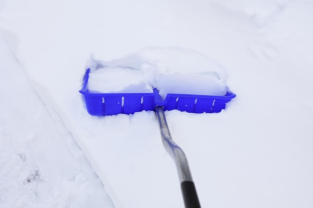 Foto schnee aus der einfahrt in den schnee schaufeln