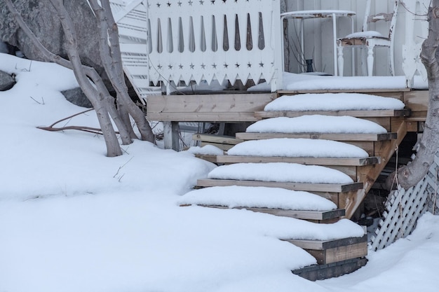 Schnee bedeckt auf Holztreppenhaus