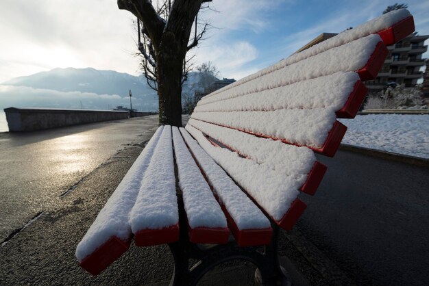 Foto schnee bedeckte bank auf einem fußweg