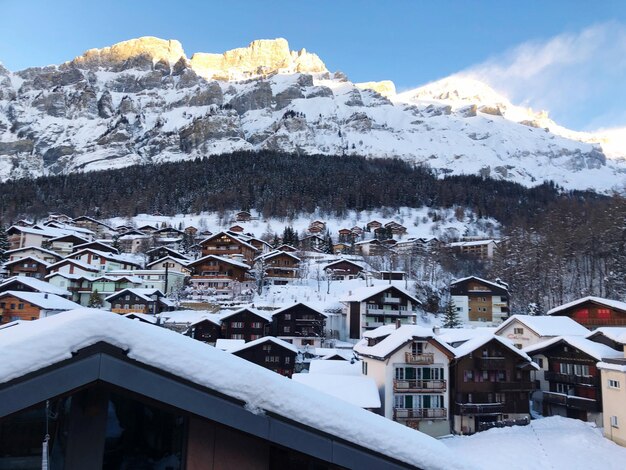 Foto schnee bedeckte häuser gegen den berg