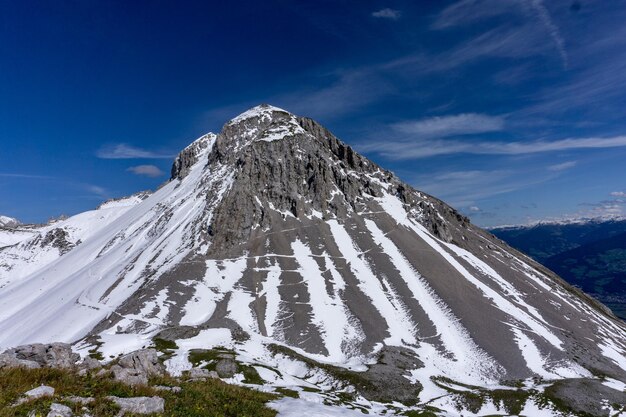 Foto schnee bedeckter berg gegen den himmel