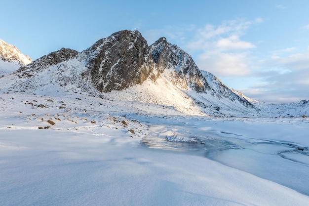 Schnee bedeckter Berg gegen den Himmel