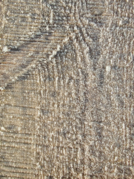 Foto schnee-eis-textur auf einem holzbrett geschmolzener frost holzplatten, die von schmelzendem schnee gehüllt sind winternatur hintergrund von flauschigem weißen schnee