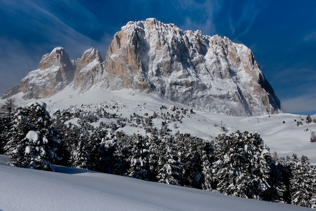 Schnee, Gipfel und Wolken