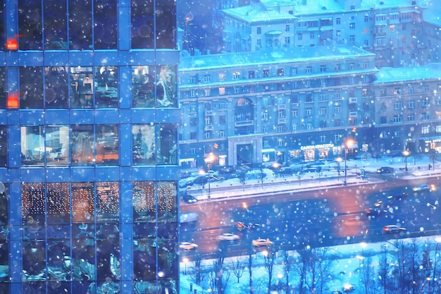 Schnee in einer Nacht Stadt Wolkenkratzer / saisonale Landschaft Winterstadt, Schneefall vor dem Hintergrund der Wolkenkratzer