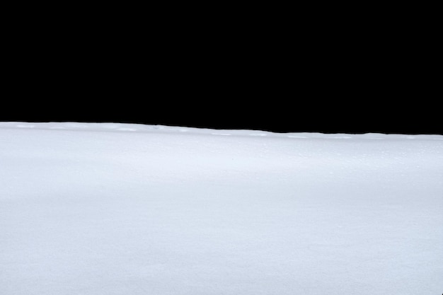 Schnee isoliert auf schwarzem Hintergrund. winterliches Gestaltungselement. Foto in hoher Qualität