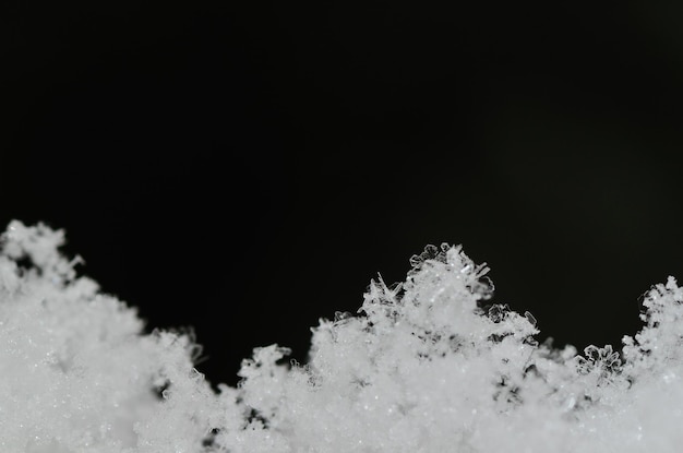 Schnee mit vielen zarten Kristallen