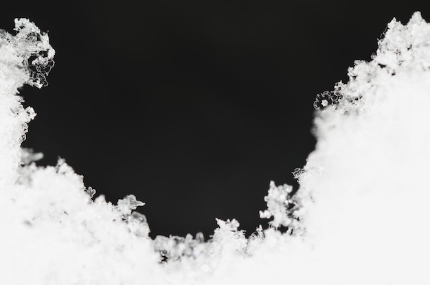 Schnee und dunkler Hintergrund