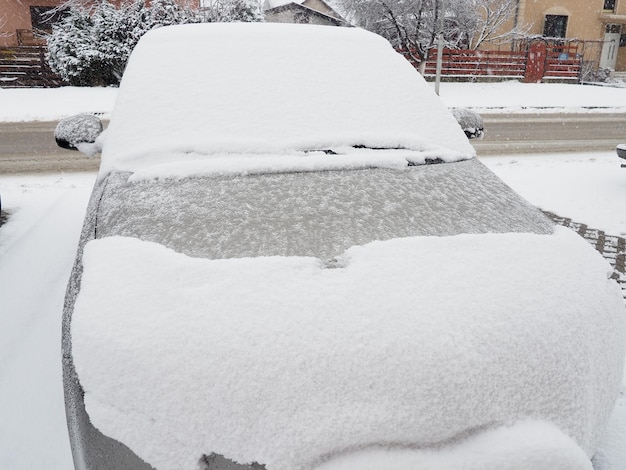 Schnee und Eis auf der Windschutzscheibe Retrovisoren und Rückspiegel des Autos Fahrbedingungen im Winter Schneereinigung Straßenverkehr im Winter Metallisches Auto Schneeverwehungen und Schneematsch