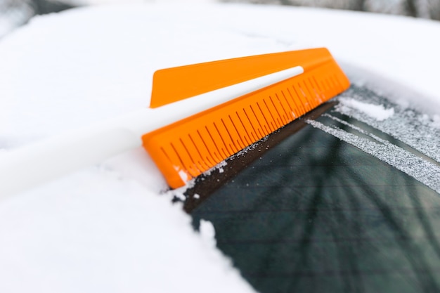 Schnee vom Autofenster säubern