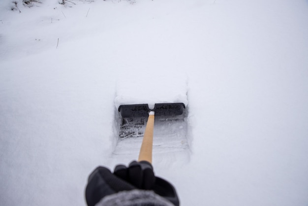 Foto schnee vom bürgersteig räumen.