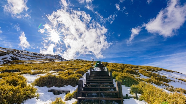 Foto schnee, wolken, berge, treppen und sonne.