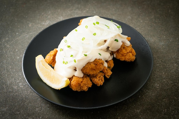 Schnee-Zwiebeln-Hühnchen oder gebratenes Hühnchen mit cremiger Zwiebelsauce