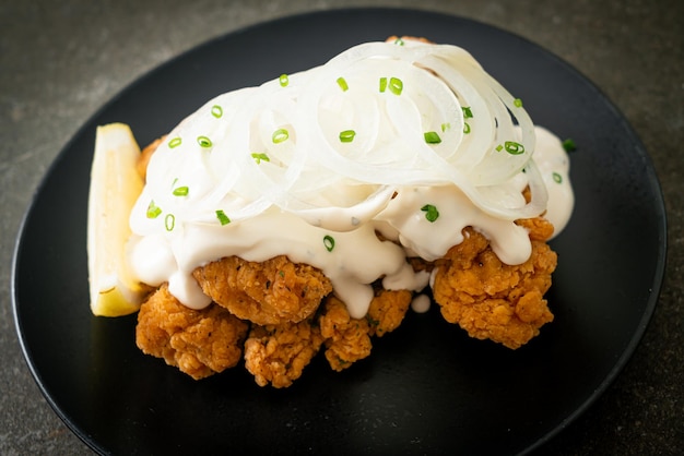 Schnee-Zwiebeln-Hühnchen oder gebratenes Hühnchen mit cremiger Zwiebelsauce