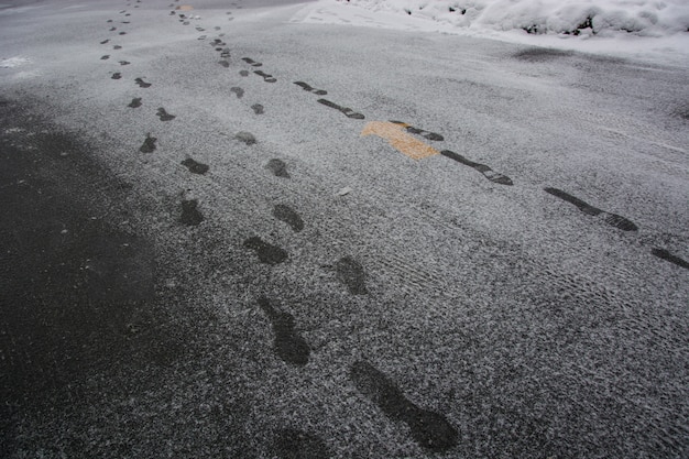 Schneeabdrücke auf der Straße