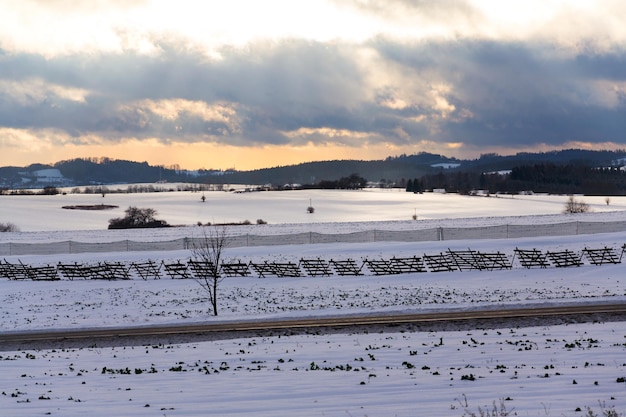 Schneebarrieren in der Nähe der Straße in der Wettervorhersage für den Verkehr in verschneiter Landschaft