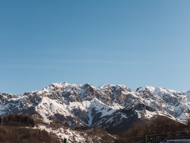 Foto schneebedeckte alpenberge an einem sonnigen tag in norditalien