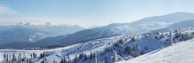 Schneebedeckte Aussicht in den Karpaten