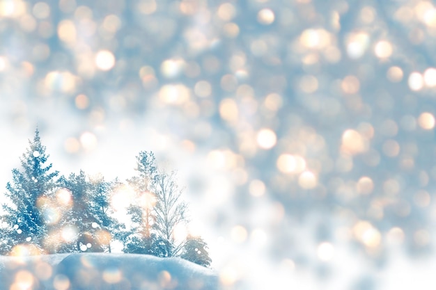 Schneebedeckte Bäume Frohe Weihnachten und ein gutes neues Jahr