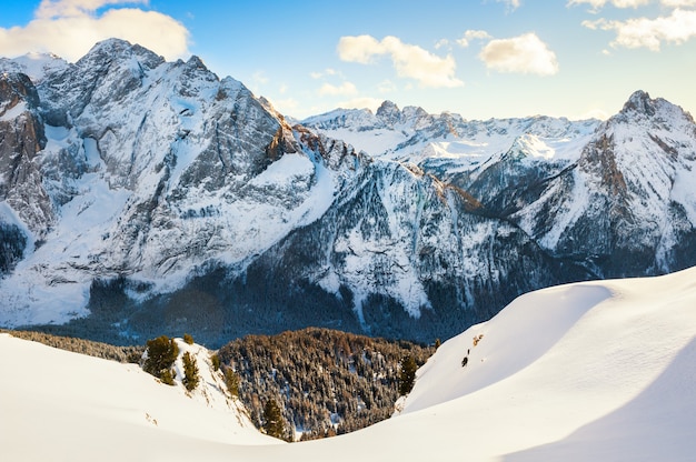 Schneebedeckte Berge am sonnigen Wintertag. Dolomiten, Val di Fassa, Italien