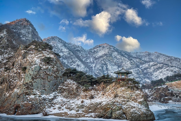 Schneebedeckte Berge an einem klaren Tag im Winter Südkorea