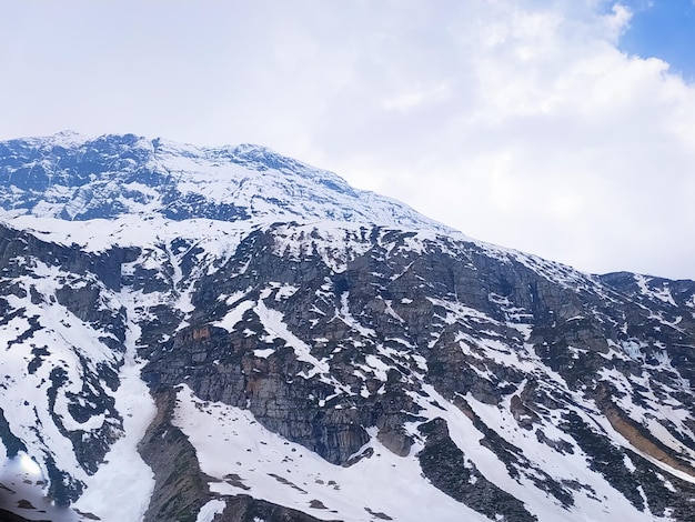 Schneebedeckte Berge auf bewölktem Himmelshintergrund