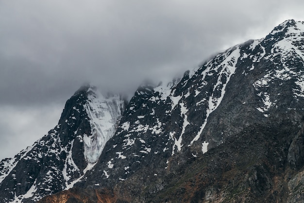 Schneebedeckte Berge bei bewölktem Wetter