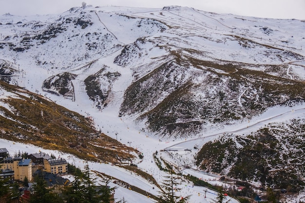 Schneebedeckte Berge der Sierra Nevada Granada Andalusien