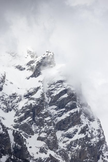 Schneebedeckte Berge in der Frühlingssaison der amerikanischen Landschaft