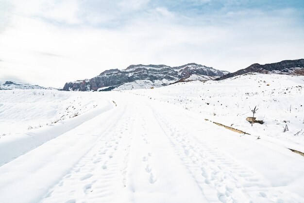 Schneebedeckte Berge mit Skipisten