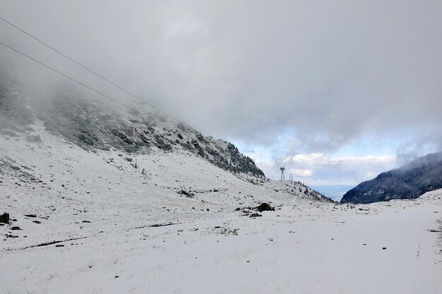 Foto schneebedeckte berge mit wolken