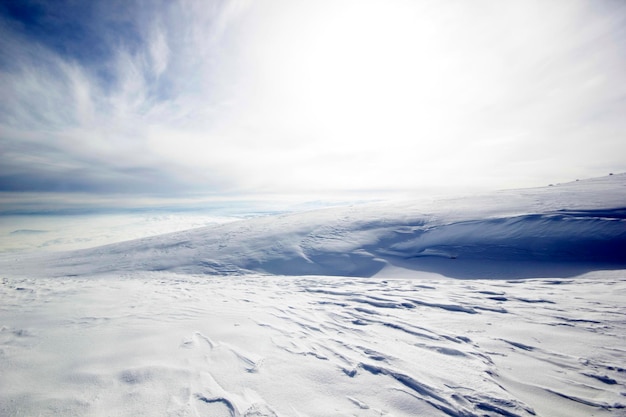 Schneebedeckte Berge Schöne Winterlandschaft