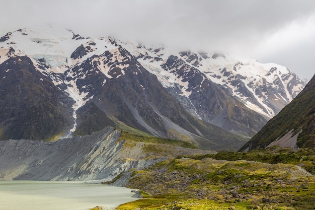 Schneebedeckte Berge über dem Wasser Lake Muller South Island New Zealand