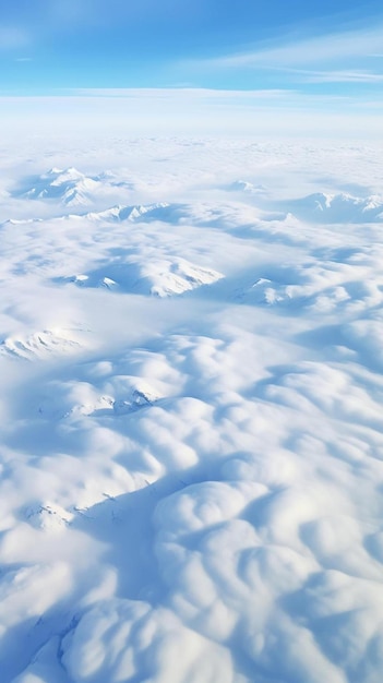 schneebedeckte Berge und Schnee auf einem Feld mit einem Flugzeug im Hintergrund.