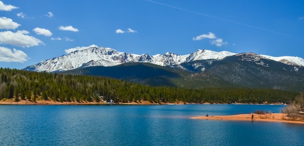 Schneebedeckte Berge vor dem Hintergrund eines frischen Sees in einem Gebirgstal. Utah USA