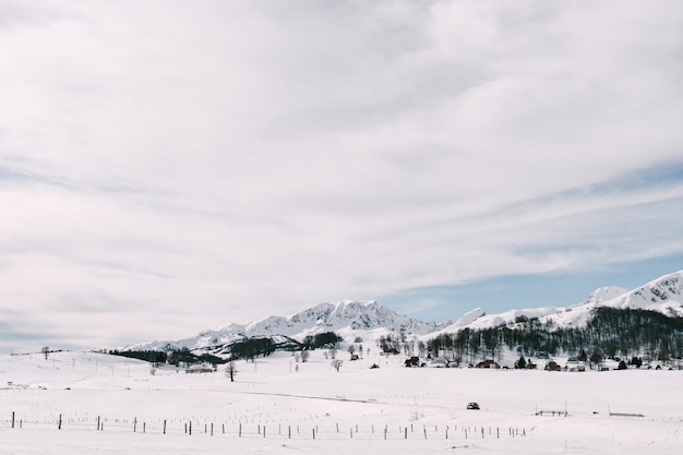 Schneebedeckte Berggipfel im Durmitor-Nationalpark in Montenegro