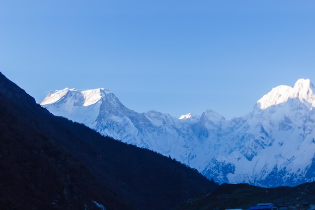 Schneebedeckte Berggipfel im Morgengrauen in der Region Himalaya Manaslu