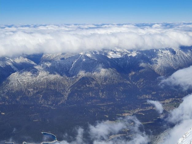 Foto schneebedeckte berggipfel in österreich blick auf die alpen von der zugspitze, dem höchsten berg in deutschland