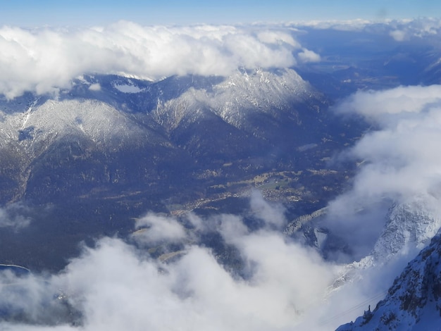 Foto schneebedeckte berggipfel in österreich blick auf die alpen von der zugspitze, dem höchsten berg in deutschland