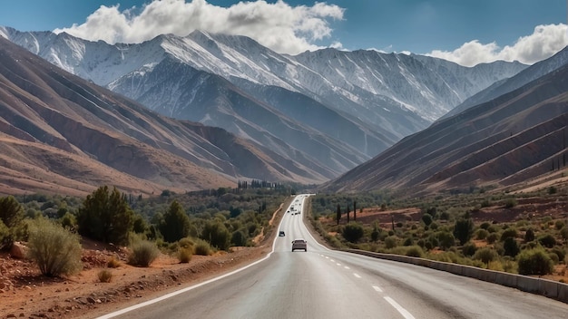 Schneebedeckte Berglandschaft mit einer Autobahn