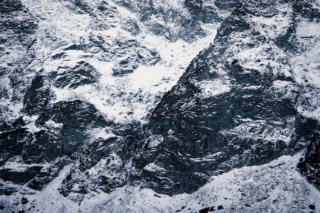 Schneebedeckte Bergnahaufnahme. Die Textur der Steine im Schnee