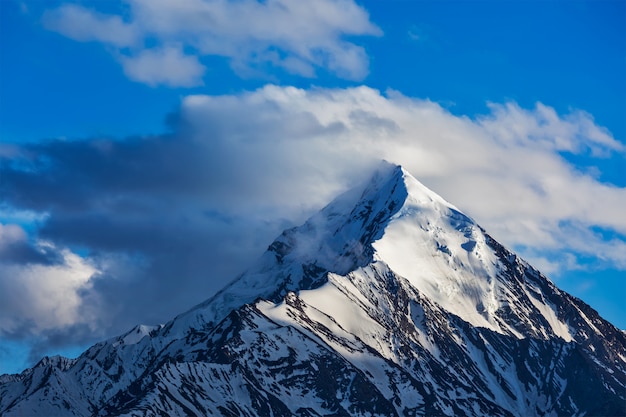 Schneebedeckte Bergspitze im Himalaya