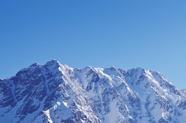 Schneebedeckte Bergspitze Shkhara. Georgien, Hauptkamm des Kaukasus