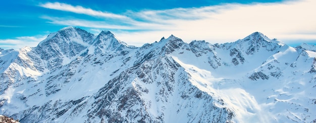 Schneebedeckte blaue Berge in Wolken