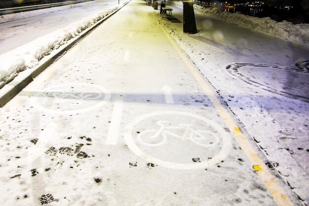 Schneebedeckte Fahrradstrecke