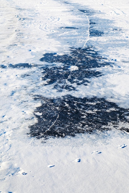 Schneebedeckte gefrorene Oberfläche des Sees im Winter