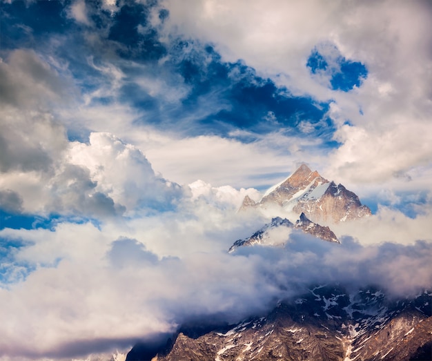 Schneebedeckte Gipfelspitze des Berges im Himalaya